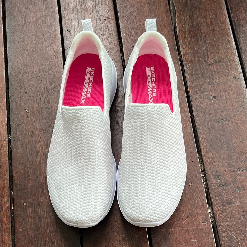 Skechers White Slip-On Athletic Walking Shoes with Pink Insole - Women's